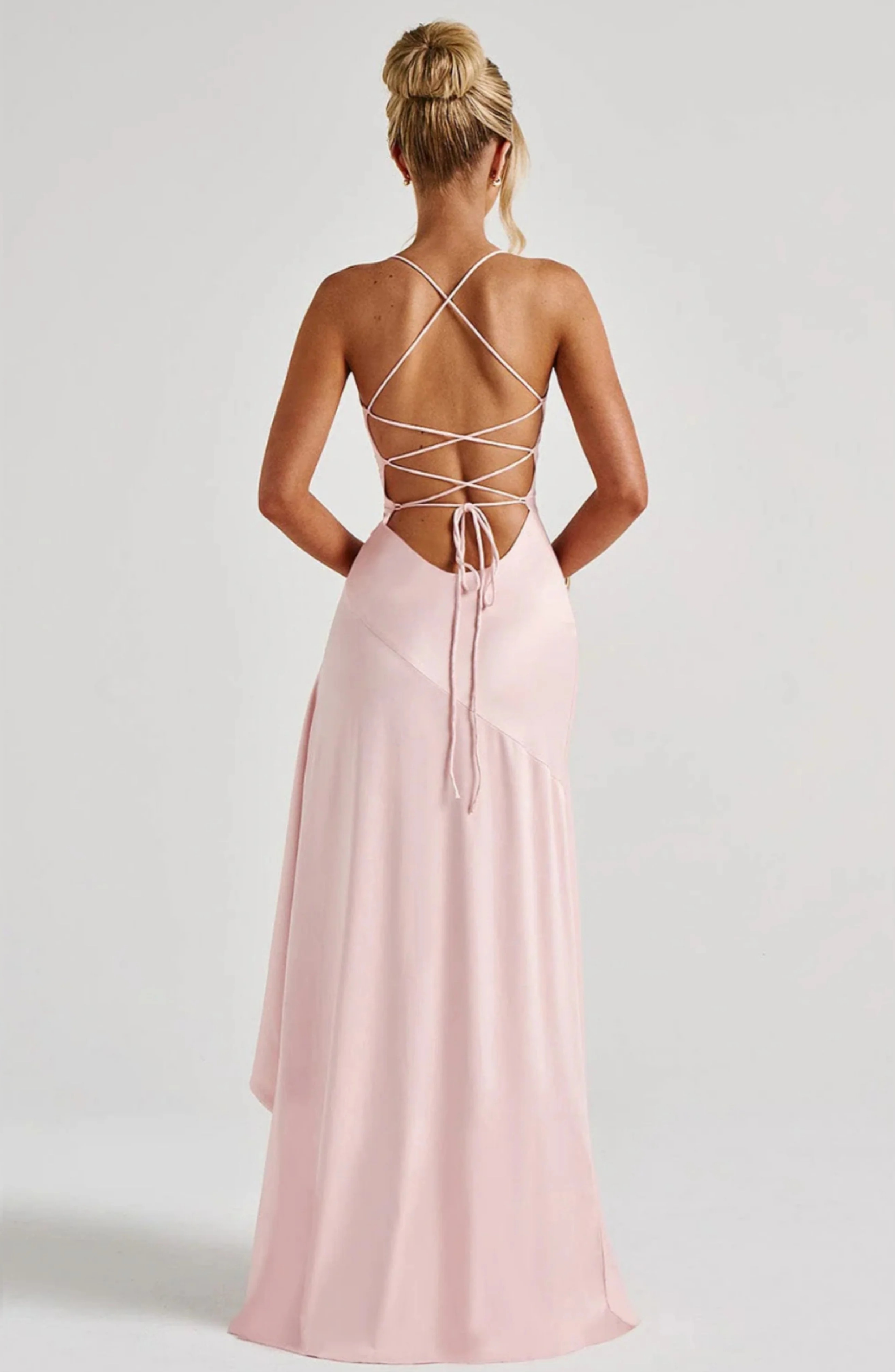 Amaris Maxi-Kleid Frontansicht in eleganter Silhouette | Saliénne