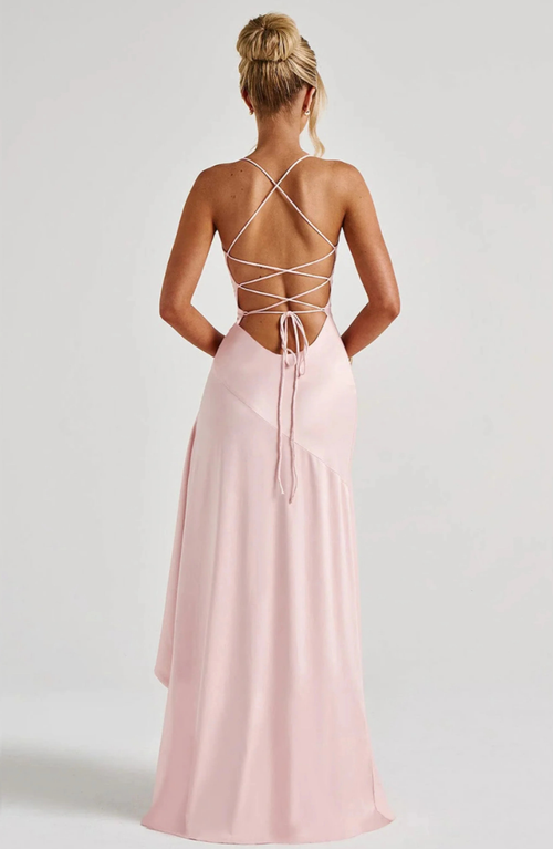 Amaris Maxi-Kleid Frontansicht in eleganter Silhouette | Saliénne