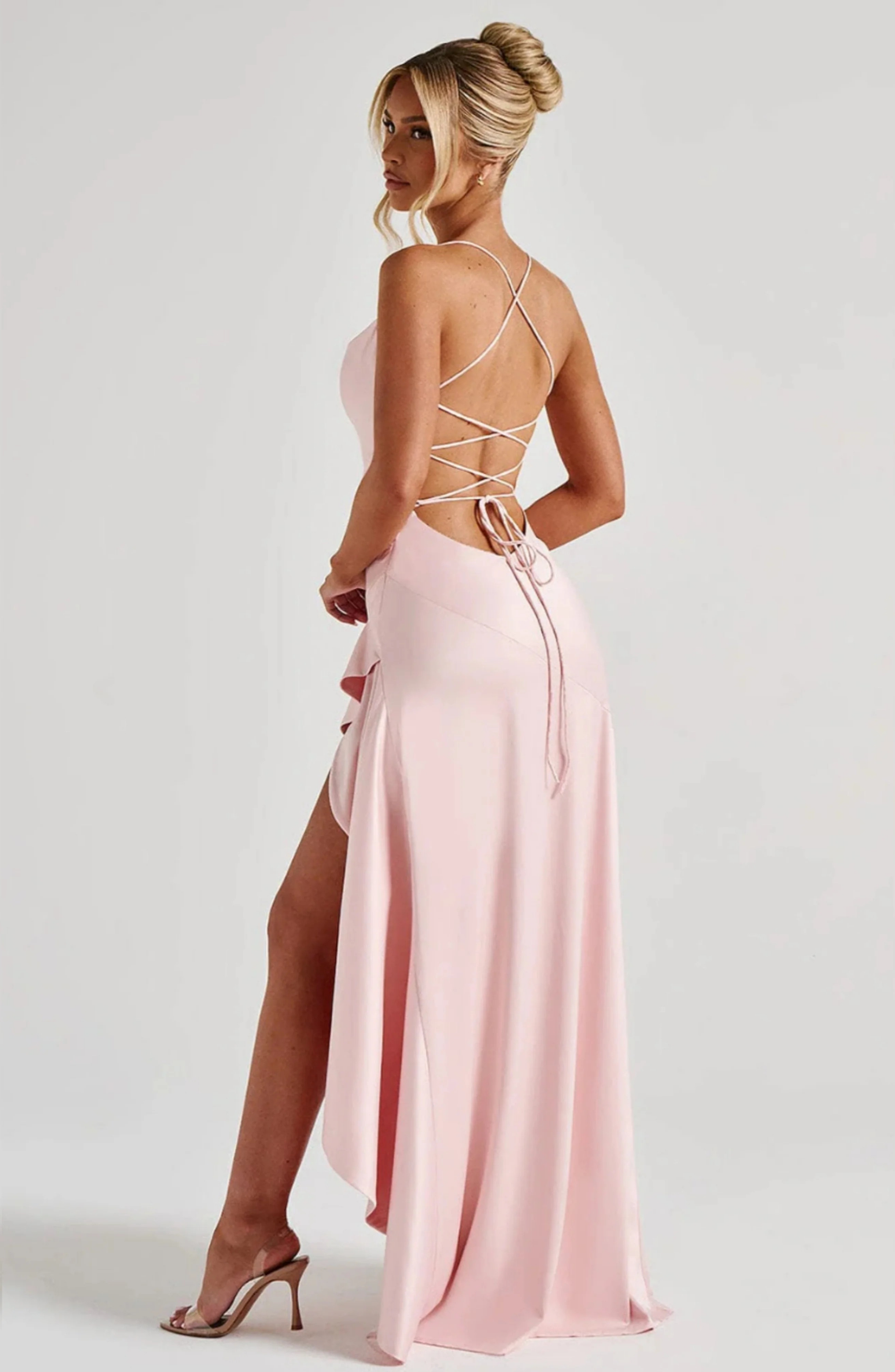 Amaris Maxi-Kleid Lifestyle-Ansicht am Modell | Saliénne