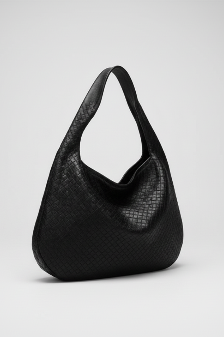 Orvia Hobo-Handtasche Lifestyle am Modell getragen | Saliénne