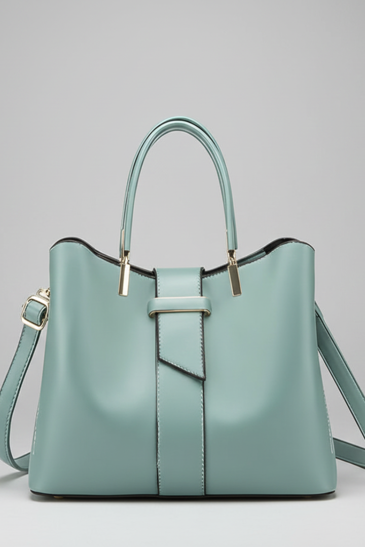 Velyra Crossbody-Tasche Größenvergleich am Modell getragen | Saliénne