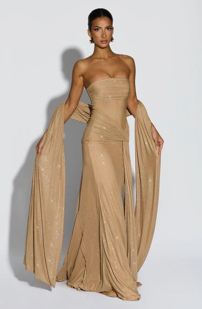 Delilah Maxikleid Lifestyle-Ansicht am Modell getragen | Saliénne